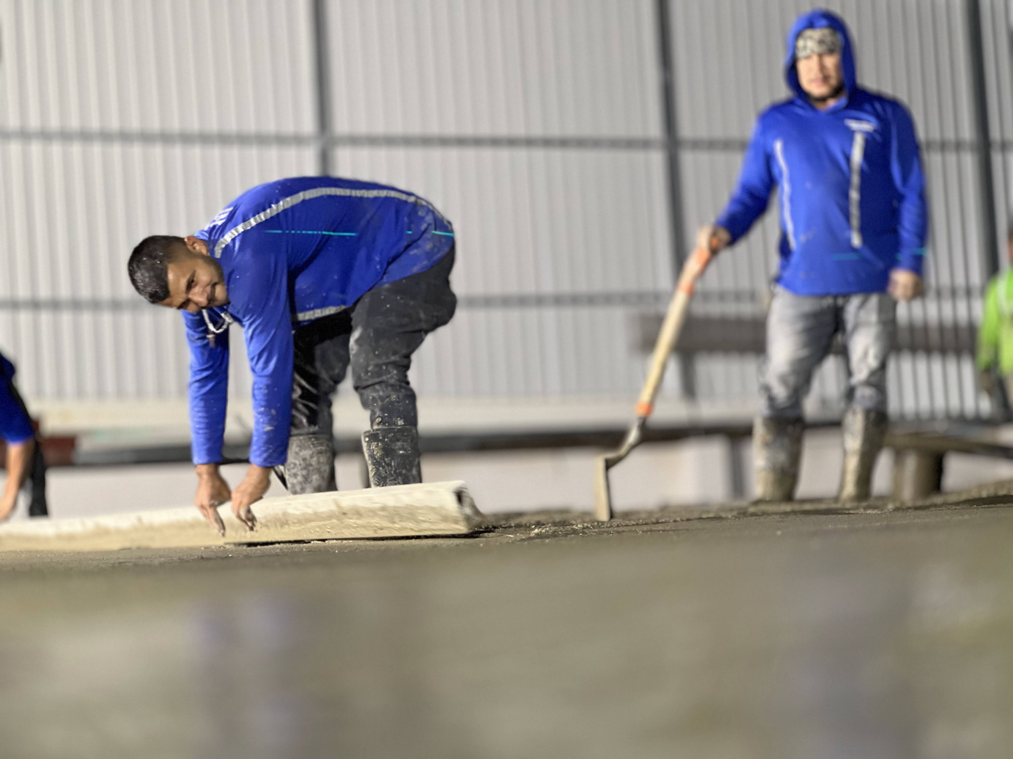 Cancha en concreto en proceso de construcción